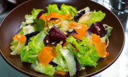 Рецепт диетического салата с овощными чипсами и моцареллой