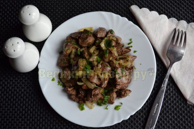 Куриная печень в муке с луком на сковороде рецепт с фото пошагово